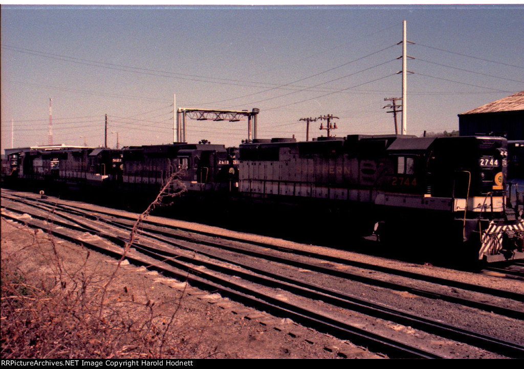 SOU 2744 and others in the afternoon at the fuel racks in Glenwood Yard